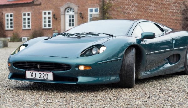 При пускането си през 1992 г., достигайки 354 км/ч, Jaguar XJ220 спечели титлата за най-бързата кола на пътя. Но освен представянето, достойно за едноместен автомобил от Формула 1, това, безмълвен ви оставят криволичещите и опростени форми на каросерията. Забележете, в тях огледалата на втората серия Citro&euml;n CX се интегрират при определена хармония.
